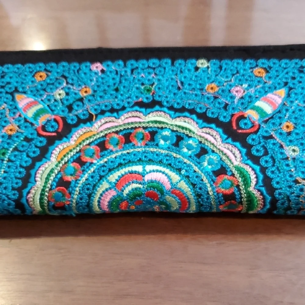 Colorful Embroidered Wallet - Picture 3 of 4